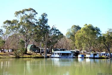 Looking across to NSW, Murray River, Mildura, Victoria, Australia